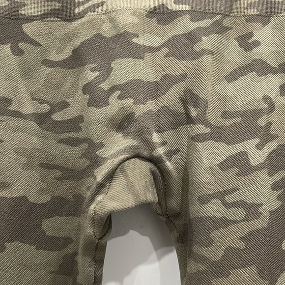 SPANX Look at Me Now Seamless Cropped Camo Leggings - 1X - Picture 6 of 8